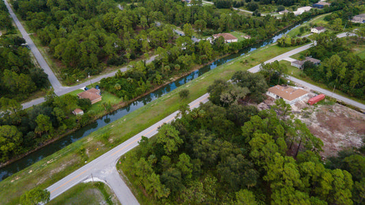 ¡Hermoso lote de esquina de 0,454 acres a la venta en Lehigh Acres, FL!